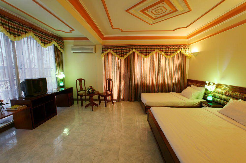 Lucky Star 2 Hotel Phnom Penh Bagian luar foto