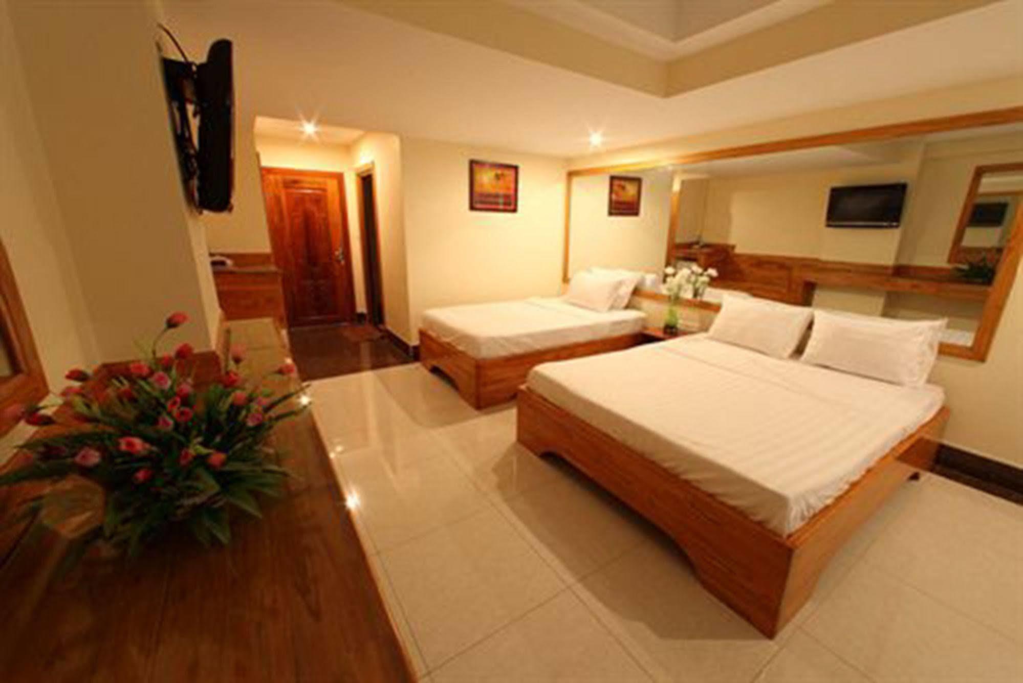 Lucky Star 2 Hotel Phnom Penh Bagian luar foto
