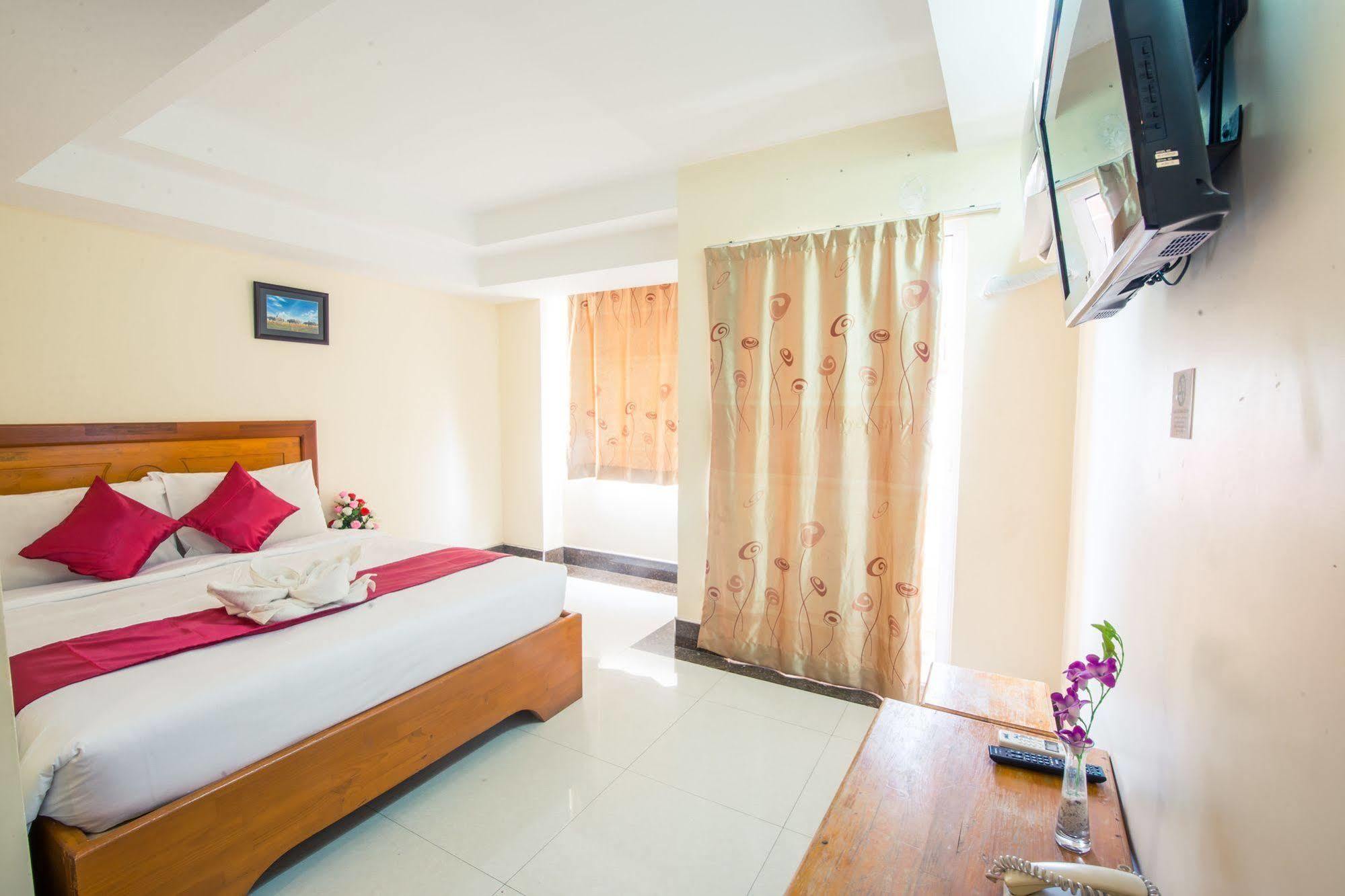 Lucky Star 2 Hotel Phnom Penh Bagian luar foto