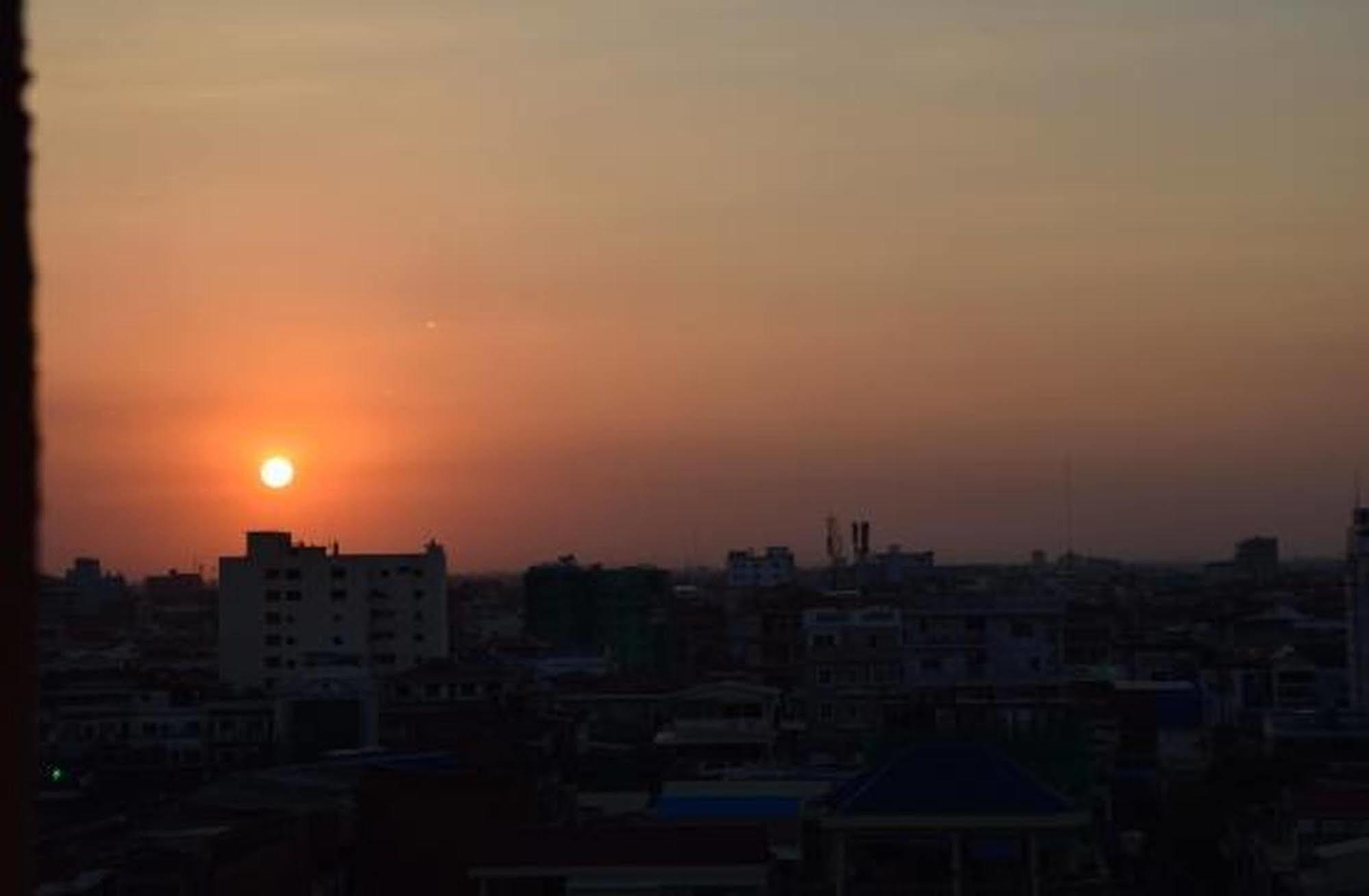 Lucky Star 2 Hotel Phnom Penh Bagian luar foto